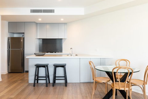 The Edge - Luxurious Waterfront Apartment - Holiday Cairns 2