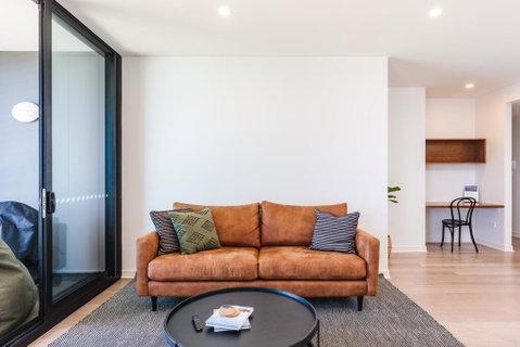 The Edge - Luxurious Waterfront Apartment - Holiday Cairns 1