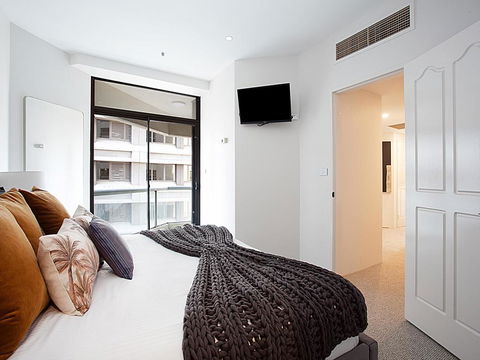 THE HYDEAWAY-LUXE HYDE PARK CITY APARTMENT-hosted By LAbode Accommodation - Holiday Cairns 3