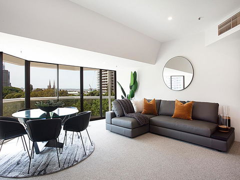 THE HYDEAWAY-LUXE HYDE PARK CITY APARTMENT-hosted By LAbode Accommodation - Holiday Cairns 0