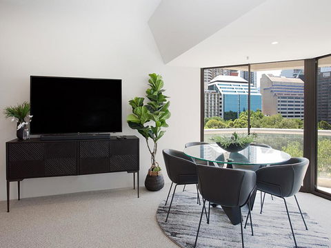 THE HYDEAWAY-LUXE HYDE PARK CITY APARTMENT-hosted By LAbode Accommodation - Holiday Cairns 1
