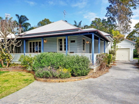 The Lakes Cottage - Holiday Cairns 0