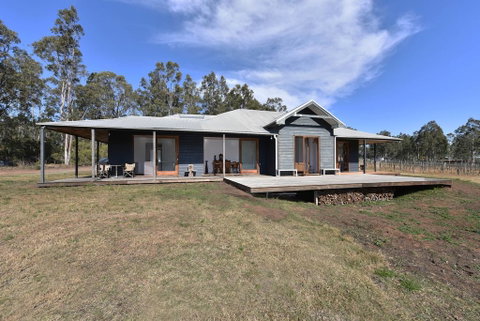 The Parson's Vineyard Retreat - Get Amongst The Vineyards In A Historic Home - Holiday Cairns 3