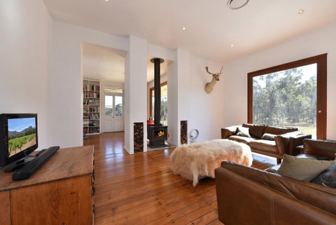 The Parson's Vineyard Retreat - Get Amongst The Vineyards In A Historic Home - Holiday Cairns 0
