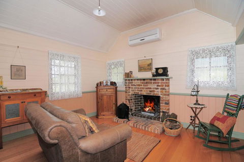 The Settlers Cottage - Kangaroo Valley - Holiday Cairns 1