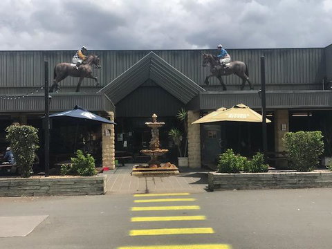 The Sportsman's Hotel - Holiday Cairns 0