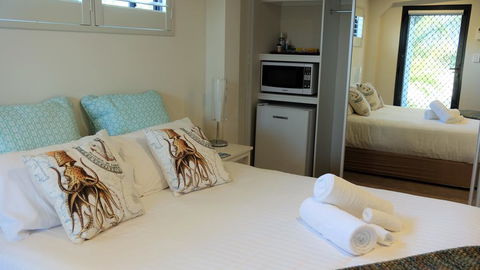 THE TIN SHED Couples Accommodation At Bay Of Fires - Holiday Cairns 3