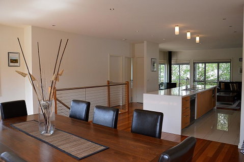 The Track - Beautiful Townhouse In Bright - Holiday Cairns 3