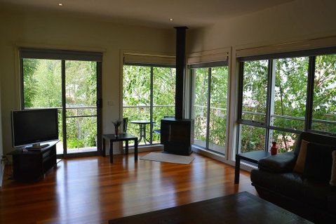The Track - Beautiful Townhouse In Bright - Holiday Cairns 2