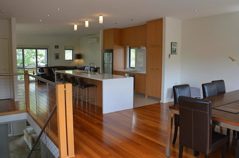 The Track - Beautiful Townhouse In Bright - Holiday Cairns 1