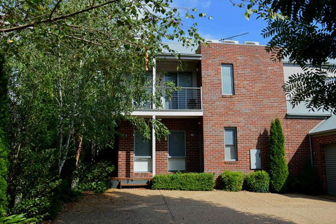 The Track - Beautiful Townhouse In Bright - Holiday Cairns 0