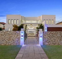 The White House GC Waterfront Home Cinema Jacuzzi Heated Pool - Holiday Cairns
