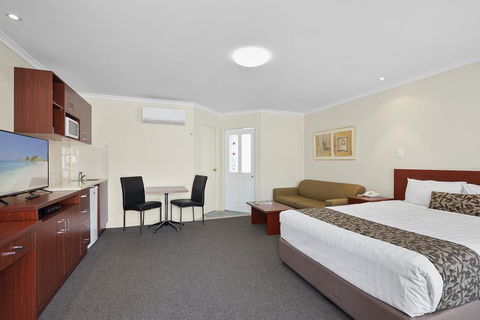 Thunderbird Motel Yass - Holiday Cairns 1