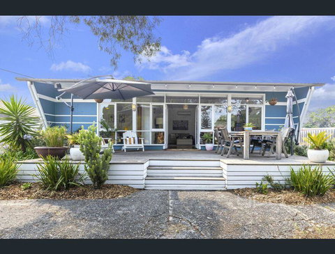 Toot Toot ! 50s Classic Beach House With Bungalow - Holiday Cairns 0