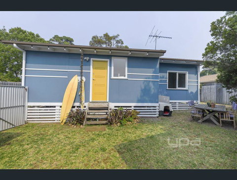 Toot Toot ! 50s Classic Beach House With Bungalow - Holiday Cairns 3