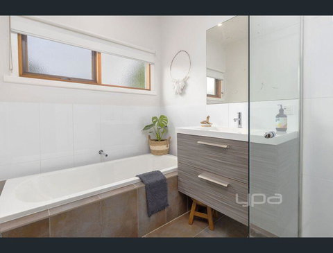 Toot Toot ! 50s Classic Beach House With Bungalow - Holiday Cairns 1