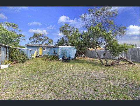 Toot Toot ! 50s Classic Beach House With Bungalow - Holiday Cairns 2
