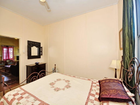 Traditional Three Bedroom Home With Water Views - Holiday Cairns 3