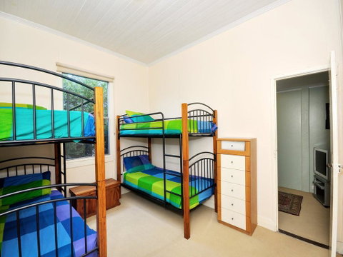 Traditional Three Bedroom Home With Water Views - Holiday Cairns 1