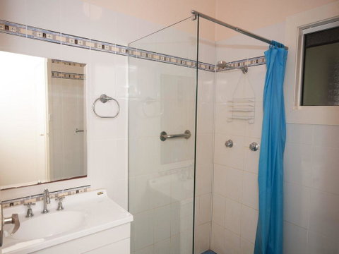 Traditional Three Bedroom Home With Water Views - Holiday Cairns 2