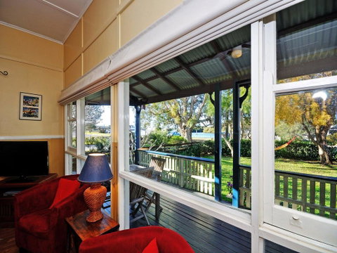 Traditional Three Bedroom Home With Water Views - Holiday Cairns 0