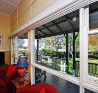 Traditional Three Bedroom Home with Water Views - Holiday Cairns