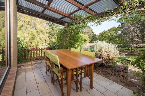Trastevere Cowaramup Farm House - Holiday Cairns 0