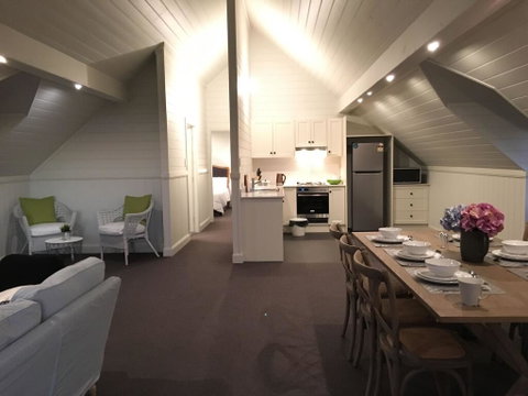 Travertines Wines Apartment - Holiday Cairns 3