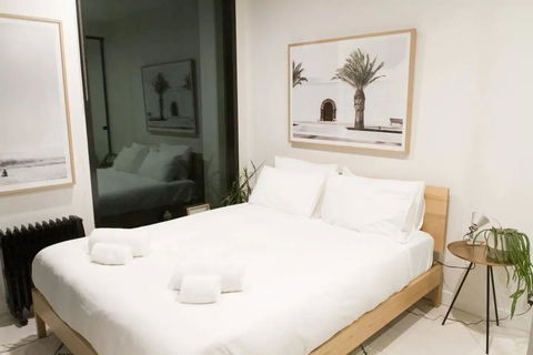 Trendy 1 Bedroom Apartment In The Heart Of Collingwood - Holiday Cairns 2