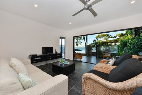 Trinity Beach Hideaway - Holiday Cairns 1