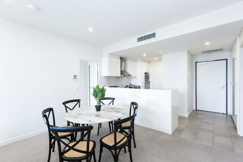 Trendy, Self Contained Inner City Apartment - Holiday Cairns 2