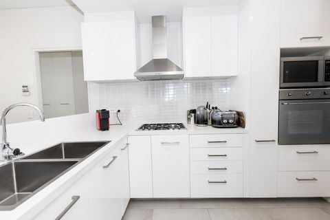 Trendy, Self Contained Inner City Apartment - Holiday Cairns 1