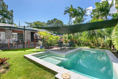 Tropical House, Pool And Extra Bungalow, 4 Bedrooms - Holiday Cairns 1