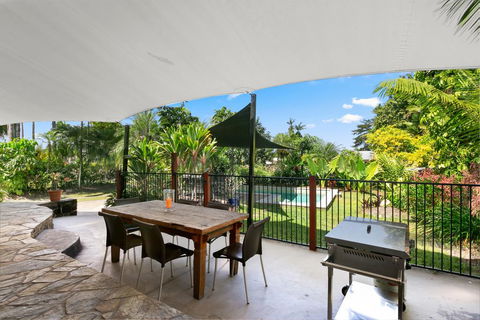 Tropical House, Pool And Extra Bungalow, 4 Bedrooms - Holiday Cairns 2