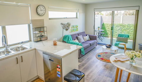 U201 Brunswick Living Brand New Deluxe Balcony Upper Floor Apartment Close To Airport And CBD - Holiday Cairns 0