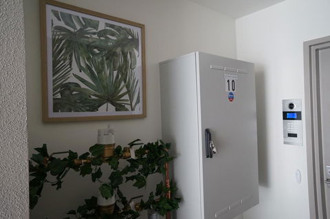 U201 Brunswick Living Brand New Deluxe Balcony Upper Floor Apartment Close To Airport And CBD - Holiday Cairns 2