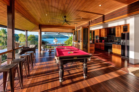 Uisce Luxury Holiday House With Jacuzzi Pool Table Cinema Premium Foxtel And Two Buggies - Holiday Cairns 3