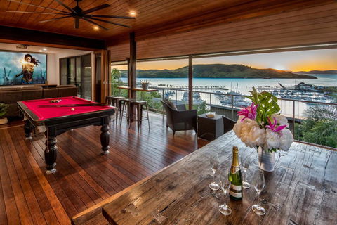 Uisce Luxury Holiday House With Jacuzzi Pool Table Cinema Premium Foxtel And Two Buggies - Holiday Cairns 2