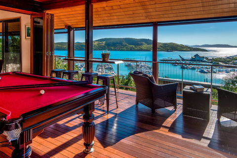 Uisce Luxury Holiday House With Jacuzzi Pool Table Cinema Premium Foxtel And Two Buggies - Holiday Cairns 0