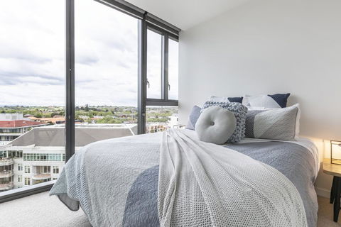 Unbridled City & River Views - Holiday Cairns 0