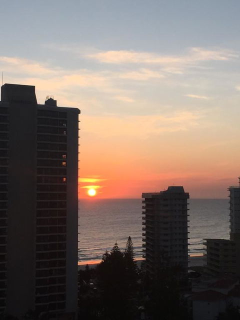 Upmarket Resort At Beach Surfers Paradise URGC - Holiday Cairns 2