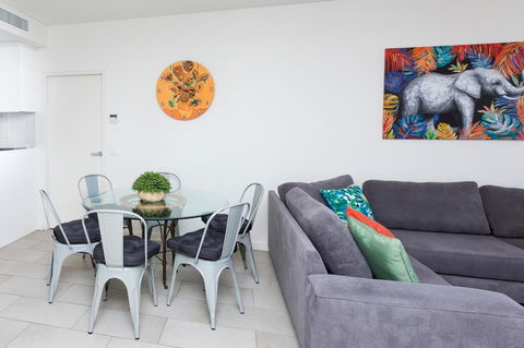Urban Jungle! Executive Apartment In Heart Of CBD - Holiday Cairns 2