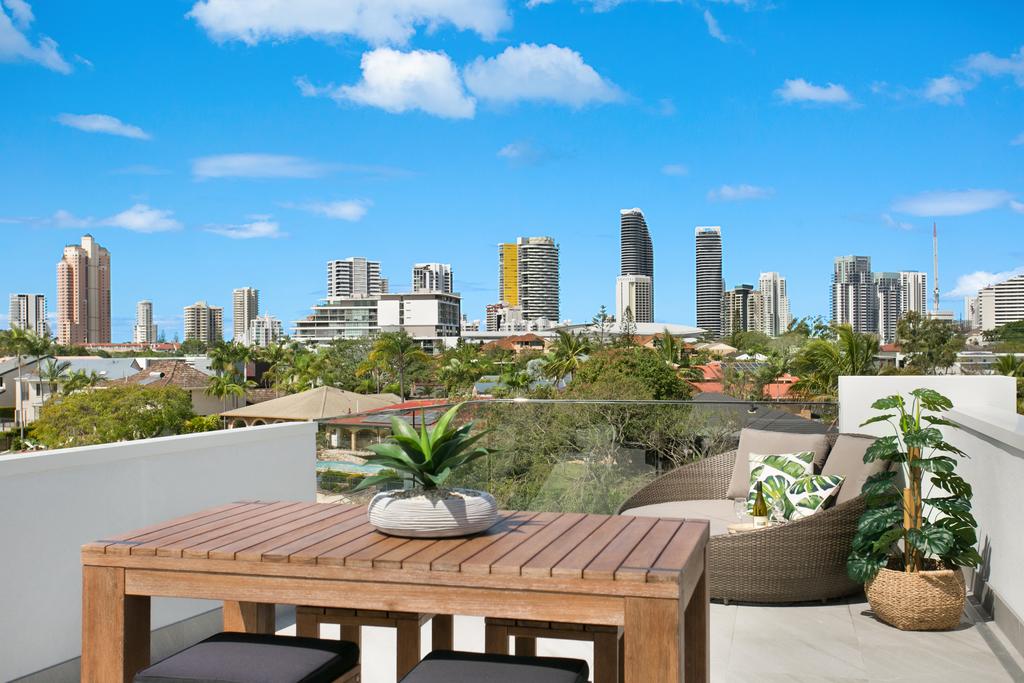Broadbeach Waters QLD Holiday Cairns