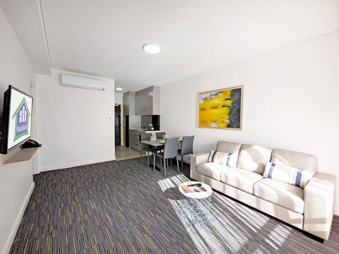Value Suites Penrith - Holiday Cairns 1
