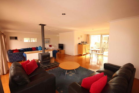 Verona Vineyard Cottage - Holiday Cairns 3