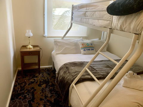 Victoria Albert Guest House Bar Cafe And Restaurant - Holiday Cairns 3