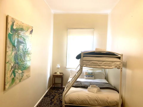 Victoria Albert Guest House Bar Cafe And Restaurant - Holiday Cairns 1