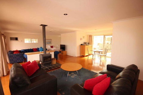 Verona Vineyard Cottage - Holiday Cairns 3