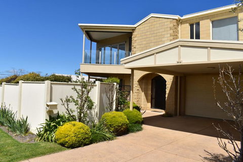 VIEWS FOREVER - INVERLOCH - Holiday Cairns 0