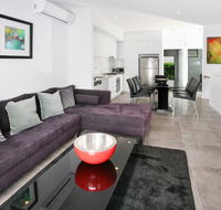 Views from Red Hill - Modern and Spacious Split-Level Executive 3BR Red Hill Apartment Close to CBD - Holiday Cairns